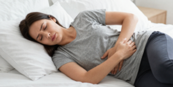 Donna che soffre per i crampi da IBS